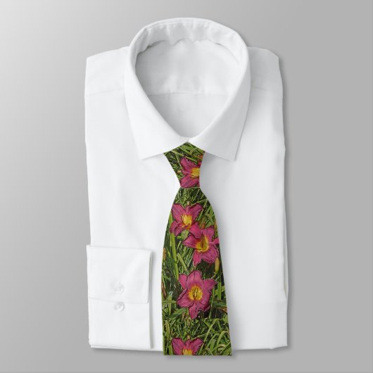 CRAVATE LIGNE FLORALE/CASCADE DE DAYLILI COULEUR ROSE FONC (Attaché)