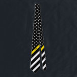 Cravate Ligne jaune mince monogramme de drapeau américain<br><div class="desc">Cette cravate comporte un drapeau américain noir et blanc avec la ligne jaune mince conception qui a la bannière étoilée sur un arrière - plan noir et des initiales décorées d'un monogramme qu'il faut que vous personnalisiez dans un manuscrit blanc classique. Perfectionnez pour des expéditeurs. Portez-la dans le style !...</div>