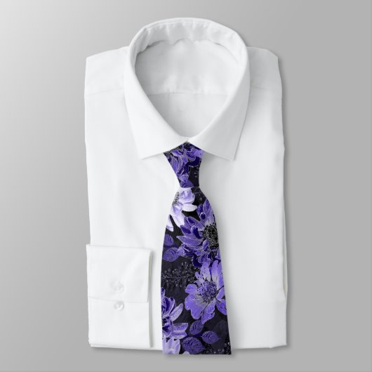 Cravate Lilac, fleurs violettes sur le noir (Attaché)