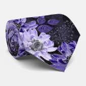 Cravate Lilac, fleurs violettes sur le noir (Roulé)