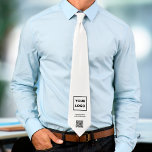 Cravate Logo professionnel personnalisé Texte de code QR s<br><div class="desc">Créez votre propre cravate professionnelle de marque avec le logo, le nom et le site de votre entreprise, et un code QR personnalisé sur un arrière - plan blanc. Remplacez l'exemple de logo, de texte et de lien URL par le vôtre dans la barre latérale. Votre logo peut être circulaire,...</div>