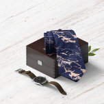 Cravate Marbre d'or Rose bleu Chic Navy<br><div class="desc">Élégante cravate en marbre bleu marine chic et or Rose avec une plus grande cravate motif en marbre bleu marine et des veines en marbre rose rose rose pâle moelleux style feuille de marbre courant partout. Le motif peut être redimensionné pour une variété d'apparence. Parfait pour votre mariage, votre élégance...</div>