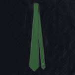 Cravate Mariage des initiales Hunter Green Groom et Grooms<br><div class="desc">Des cravates de Hunter Green pour le marié et ses groomsmen pour égaler les différentes suites mariages. Caché sur le dos, vous pouvez facilement personnaliser les initiales afin qu'il n'y ait aucune erreur sur qui la cravate appartient à qui ! La couleur et la police des initiales ainsi que la...</div>