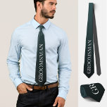 Cravate Mariage Groomsman Bachelor party noir<br><div class="desc">Cette cravate personnalisée exquise présente le mot "groomsman" dans une teinte gris clair contre un arrière - plan dégradé de noir foncé et clair. Il offre un mélange d'humour, d'élégance et de style pour rehausser votre tenue de mariage ou de baccalauréat. C'est une façon délicieuse d'invitation vos amis pour être...</div>