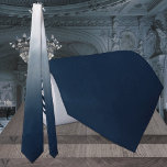 Cravate Mariage monochromatique bleu foncé<br><div class="desc">Une élégante cravate mariage bleu marine à bleu poussiéreux avec un bleu marine monochromatique en bas,  qui éclaire à un bleu poussiéreux en haut de la cravate.</div>