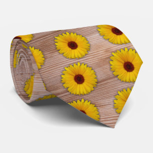 Cravate Marigold de tournesol sur des planches en bois rus