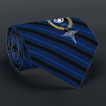 Cravate Marine customisée par optométriste de<br><div class="desc">Une marine a barré la cravate personnalisée travaillée pour le spécialiste en oeil ou l'optométriste et avec le vôtre ou le monogramme de votre destinataire de cadeau à l'intérieur d'une guirlande de feuille d'or de faux.</div>