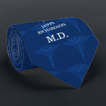 Cravate Marine faite sur commande de titre du nom | de<br><div class="desc">Cravate Médicale de caducée dans le bleu marine comportant une tache pour votre nom de destinataires de cadeau au titre médical.</div>