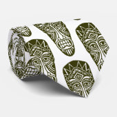 Cravate Masques Tiki - Olive foncé sur blanc (Roulé)