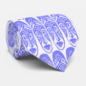 Cravate Masques Tiki surpris - bleu électrique sur blanc (Roulé)