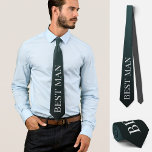Cravate Meilleur homme demandant mariage bachelor soirée c<br><div class="desc">Cette belle cravate personnalisée présente le mot meilleur homme en gris clair sur un arrière - plan gris clair et noir foncé dégradé. Une façon amusante mais subtile et élégante de compléter votre tenue mariage, ou d'ajouter une touche amusante pour les photos mariages. De plus, il sert d'accessoire amusant pour...</div>