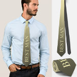 Cravate Meilleur homme mariage Fiançailles élégant accesso<br><div class="desc">Cette belle cravate personnalisée présente le mot meilleur homme dans le beige clair jaune sur un arrière - plan doré brun foncé dégradé jaune. Une façon amusante mais subtile et élégante de compléter votre tenue mariage,  ou d'ajouter une touche amusante pour les photos mariages.</div>