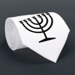 Cravate Menorah juive (symbole du judaïsme)<br><div class="desc">Ce dessin illustre une menorah, utilisée par les Juifs pour célébrer les huit jours fériés d'Hanoukka. La menorah est un chandelier à neuf branches qui est allumé pendant Hanoukka. Huit des neuf branches ont des lumières (bougies ou lampes à huile) qui symbolisent les huit nuits du jour férié ; chaque...</div>