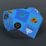 Cravate Minorah dreidels étoile<br><div class="desc">Célébrez huit jours et huit nuits du Festival des lumières avec des cartes Hanoukka et des cadeaux. La fête des lumières est ici. Allumez la menorah, jouez avec le dreidel et festoyez sur les latkes et les sufganiyots. Célébrez l'esprit d'Hanoukka avec vos amis, votre famille et vos proches en leur...</div>