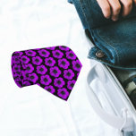 Cravate Modèle floral de géranium violet sur noir<br><div class="desc">Robe dans le style avec cette cravate élégante qui présente l'image d'une fleur de géranium Cranesbill violet sur un arrière - plan noir et imprimé dans un motif extensible.</div>
