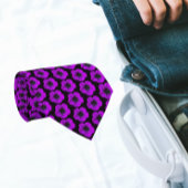 Cravate Modèle floral de géranium violet sur noir