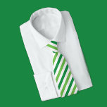 Cravate Moderne vert et blanc rayé frais<br><div class="desc">Quelle idée de cadeau pour lui : Une cravate rayée verte et blanche fraîche</div>
