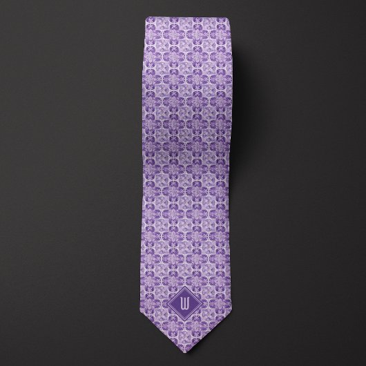 Cravate Monogramme à fleurs pourpres de prune inspiré
