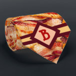 Cravate Monogramme Bacon Motif Funny Gag Cadeau<br><div class="desc">Une belle cravate croustillante avec une belle croûte tout autour de lard imprimé. Pour plus de finesse,  près du fond est une initiale monogramme personnalisable. Un grand cadeau de bâillon pour Noël,  anniversaires,  fête des pères,  ou pour un enseignant préféré. Obtenez ceci pour l'amoureux du bacon dans votre vie!</div>
