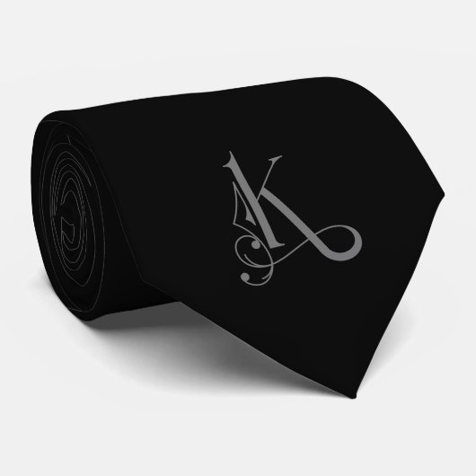 Cravate Monogramme classique K initial, gris sur noir (Roulé)