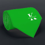 Cravate Monogramme écologique shamrock   Nom sur un côté<br><div class="desc">Une cravate élégante avec un monogramme blanc audacieux sur un arrière - plan vert Shamrock. En plus de ce monogramme est inscrit votre prénom ou nom de famille dans toutes les capitales. Si vous préférez un look plus audacieux pour le nom personnel à l'intérieur de la grande lettre, vous pouvez...</div>