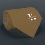 Cravate Monogramme élégant Brown arachide   Nom<br><div class="desc">Une cravate élégante avec un monogramme blanc audacieux sur un arrière - plan Brown de cacahuètes. En plus de ce monogramme est inscrit votre prénom ou nom de famille dans toutes les capitales. Si vous préférez un look plus audacieux pour le nom personnel à l'intérieur de la grande lettre, vous...</div>