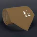 Cravate Monogramme Élégant Brown Arachide   Nom Un Côté<br><div class="desc">Une élégante cravate à un côté avec un monogramme blanc audacieux sur un arrière - plan Brown de cacahuètes. En plus de ce monogramme est inscrit votre prénom ou nom de famille dans toutes les capitales. Si vous préférez un look plus audacieux pour le nom personnel à l'intérieur de la...</div>