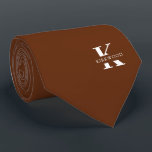 Cravate Monogramme Élégant Brown de cannelle   Nom Un Côté<br><div class="desc">Une élégante cravate à un côté avec un monogramme blanc audacieux à travers un riche arrière - plan Brown Cinnamon. En plus de ce monogramme est inscrit votre prénom ou nom de famille dans toutes les capitales. Si vous préférez un look plus audacieux pour le nom personnel à l'intérieur de...</div>