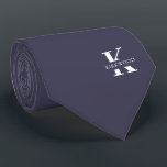 Cravate Monogramme élégant gris ardoise Nom<br><div class="desc">Une cravate élégante avec un monogramme blanc audacieux à travers un arrière - plan gris ardoise lisse. En plus de ce monogramme est inscrit votre prénom ou nom de famille dans toutes les capitales. Plus de 40 couleurs uniques sont disponibles en version unilatérale et biface. Vous pouvez les parcourir en...</div>