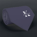 Cravate Monogramme élégant gris ardoise   Nom | Deux côtés<br><div class="desc">Une élégante cravate à deux côtés avec un monogramme blanc audacieux sur un arrière - plan gris ardoise lisse. En plus de ce monogramme est inscrit votre prénom ou nom de famille dans toutes les capitales. Plus de 40 couleurs uniques sont disponibles en version unilatérale et biface. Vous pouvez les...</div>