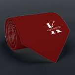 Cravate Monogramme élégant   Nom | Rouge profond | Sur un<br><div class="desc">Une cravate élégante avec un monogramme blanc audacieux sur un arrière - plan rouge marron profond. En haut de ce monogramme se trouve votre prénom ou votre nom de famille épelé dans toutes les capitales.</div>