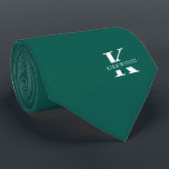 Cravate Monogramme élégant   Nom | Vert pin | Sur un côté<br><div class="desc">Une élégante cravate à un côté avec un monogramme blanc audacieux sur un arrière - plan vert pin profond. En haut de ce monogramme se trouve votre prénom ou votre nom de famille épelé dans toutes les capitales.</div>