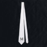 Cravate Monogramme et nom personnalisés<br><div class="desc">Monogramme personnalisé et cadeaux de nom avec monogramme personnalisé et nom dans le style de police serif classique.
Parfait comme cadeaux de fête des pères pour papa, cadeaux pour grand-père, mari, marié, meilleur homme, groomsmen et plus.</div>