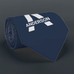 Cravate Monogramme fractionné moderne Nom initial gris ble<br><div class="desc">Cravate moderne et simple, personnalisée avec votre choix d'origine. Ce design minimaliste et masculin présente une typographie sans serif surdimensionnée et audacieuse en gris argenté sur un arrière - plan bleu foncé. Le modèle est configuré pour que vous puissiez modifier la lettre et ajouter votre nom ou nom de famille....</div>