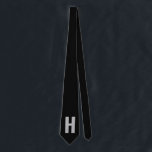 Cravate Monogramme simple surdimensionné initial Noir et g<br><div class="desc">Cravate personnalisée, simple et audacieuse, avec le choix de l'initiale. Le design présente une typographie sans serif surdimensionnée en gris sur un arrière - plan noir. Le modèle est configuré pour que vous changiez la lettre mais, si vous souhaitez modifier les couleurs aussi, veuillez cliquer sur "customiser plus loin" ou...</div>