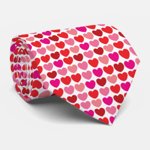 cravate motif à coeur rouge