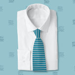 Cravate Motif Blue Stripes<br><div class="desc">Un motif classique à bandes minces utilisant quatre nuances différentes de blues. Parfait pour porter à n'importe quelle occasion. © ArianeC Illustrations-Tous droits réservés</div>