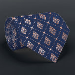 Cravate Motif botanique pointillé Rose or bleu marine<br><div class="desc">Cette élégante cravate présente un motif de petits motifs botaniques stylisés divisés par des pointillés en fausse feuille d'or rose sur un arrière - plan bleu marine. Idéal pour les hommes d'affaires dans un mariage bleu marine et or rose.</div>
