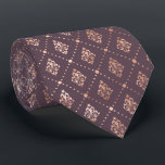Cravate Motif botanique pointillé Rose or foncé Mauve<br><div class="desc">Cette élégante cravate présente un motif de petits motifs botaniques stylisés divisés par des pointillés en fausse feuille d'or rose sur un arrière - plan mauve violet foncé. Idéal pour les groomsmen dans un mariage à thème violet et rose or.</div>