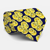 Cravate Motif Citrus Lemon Slices sur fond bleu foncé (Roulé)