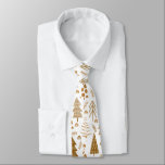 Cravate Motif d'arbre de Noël d'or moderne<br><div class="desc">Il y a un motif de Noël de style scandinave amusant sur cette jolie cravate de Noël. Les arbres d'art doré sont en différents modèles et motif,  et placés sur un arrière - plan blanc. Élégant et amusant du bureau à la fête !</div>
