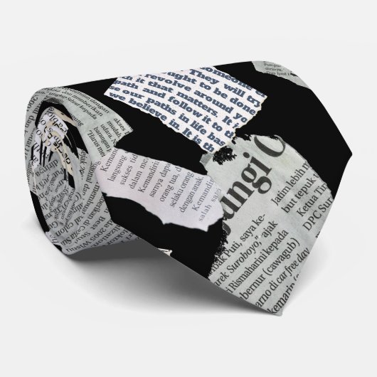 Cravate Motif de coupure de journal 01x4.b (Roulé)