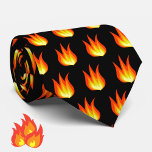 Cravate Motif de flammes orange sur noir coloré<br><div class="desc">Riddle : Comment pouvez-vous être chaud et cool en même temps? Réponse : En portant ce cravate motif coloré et original ! Les flammes rouge, orange et jaune vif d'un arrière - plan noir croustillant vous distingueront de la foule. Un design contemporain et saisissant qui fait un grand cadeau pour...</div>