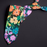 Cravate Motif de fleurs arc-en-ciel noir rétros<br><div class="desc">Cravate fleurie avec un motif de fleurs en rouge,  orange,  jaune,  vert,  bleu et violet,  dessinée dans un look rétro contre un arrière - plan foncé. Parfait pour la Fierté ou les mariages gays !</div>