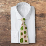 Cravate Motif de noisettes<br><div class="desc">Cravate d'un homme avec un motif de noisettes et ses feuilles verts sur un arrière - plan brun clair. Un beau cadeau pour un amoureux des noix, un végétalien, etc.</div>