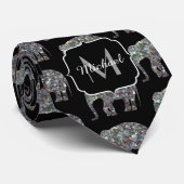 Cravate Motif d'éléphant en argent étincelant sur Monogram (Roulé)