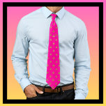 Cravate Motif des triangles rose et or chaud<br><div class="desc">Cravate Motif Hot Pink et Gold Triangles. Véritable luxe avec une touche de bling de la boutique Loud et Sassy. Audacieux,  vibrant,  et ainsi de suite ! Fait un cadeau élégant et un grand pot rembourré,  graduation,  fête,  fiançailles,  tenue mariage. Le cadeau parfait pour lui,  elle,  eux !</div>