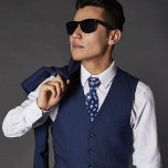 Cravate Motif d'été bleu de la Marine<br><div class="desc">Cravate bleue marine avec minuscule imprimé motif d'été. Une cravate amusante à porter tout l'été avec un motif blanc qui comprend soleil,  palmiers,  tongs,  lunettes de soleil et coquillages. Parfait pour les tenues de bureau ou les fêtes et événements d'été.</div>