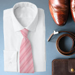 Cravate Motif en bande rose moderne chic<br><div class="desc">Ce design élégant présente des rayures en diagonale rose,  gris et blanc. #rose #gris #gris #white #stripes #motif #chic #stylish #modern #trendy #forhim #diagonal #cravates #suit #suitAccessoires #neckties #mariage #weddingaccessoires</div>