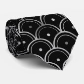 Cravate motif en carrelage noir argenté (Roulé)